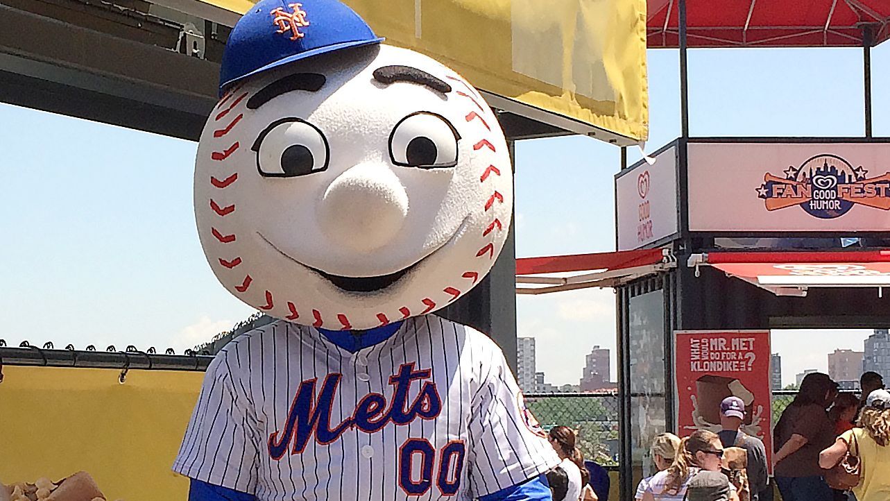 Watch: Mr. Met flips off New York Mets fans 