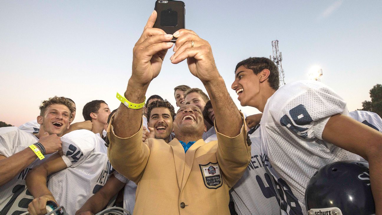 Patriots owner Kraft, NFL stars promote Israeli football in goodwill trip