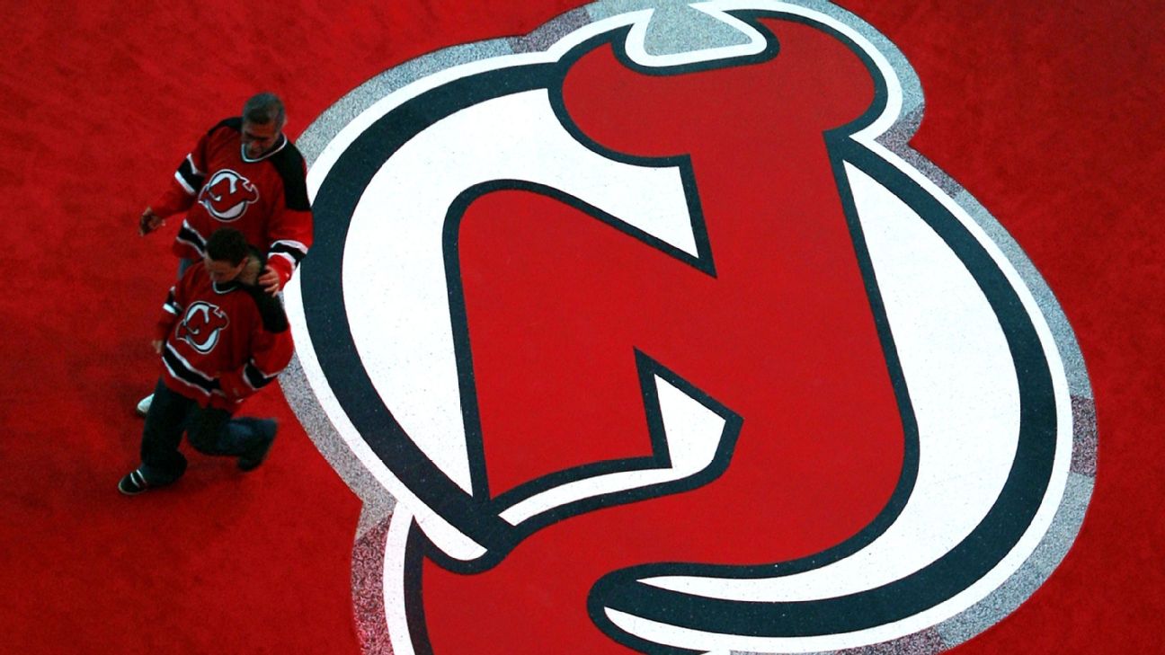 Seinfeld' actor shows up at Devils game with face painted