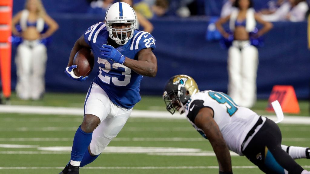 At 35, Dolphins' Frank Gore is competing for starting job