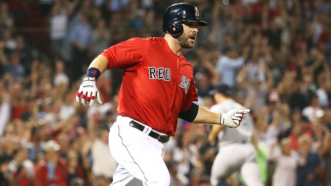 Red Sox give Mitch Moreland two-year contract