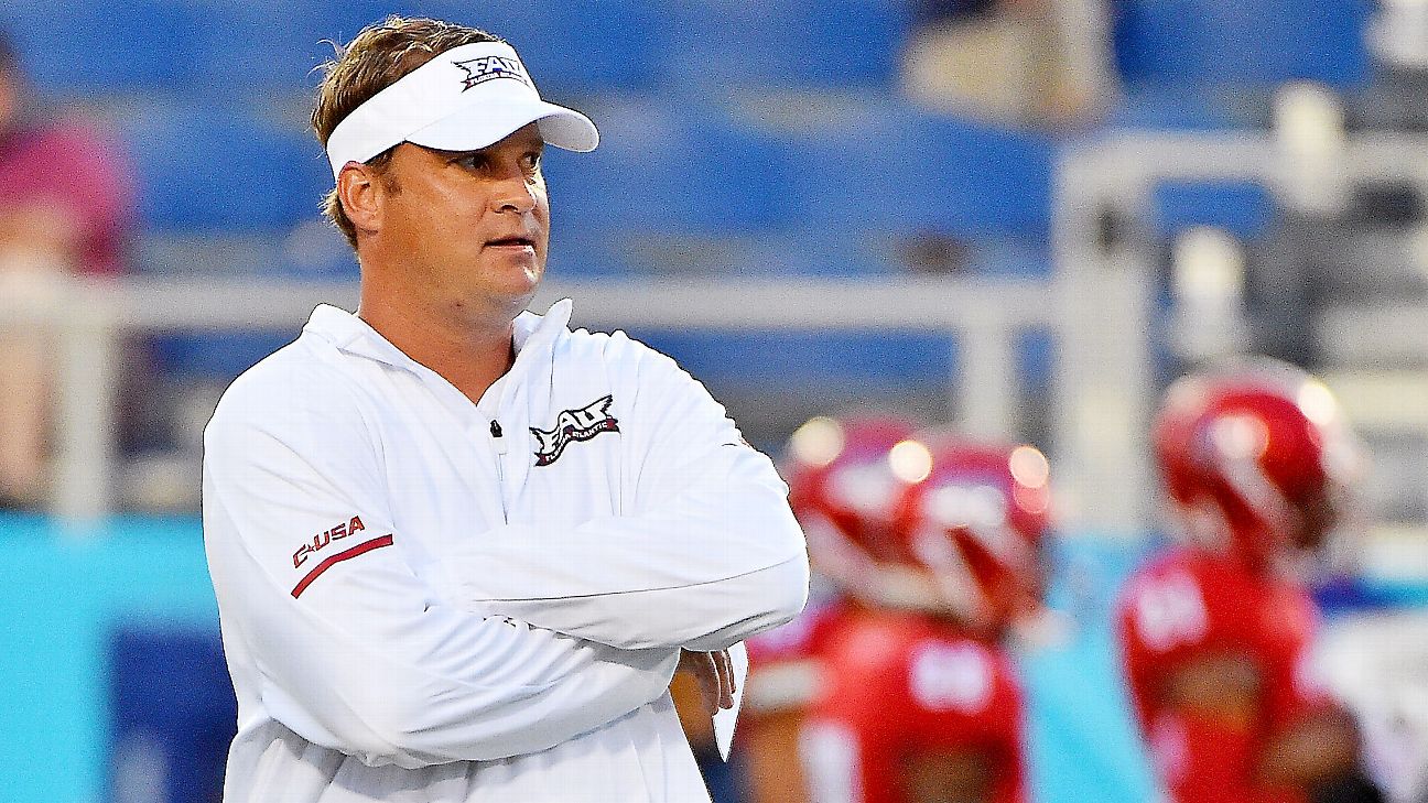 florida atlantic coach matt leinart offers scholarship to 11 year old florida atlantic coach matt leinart