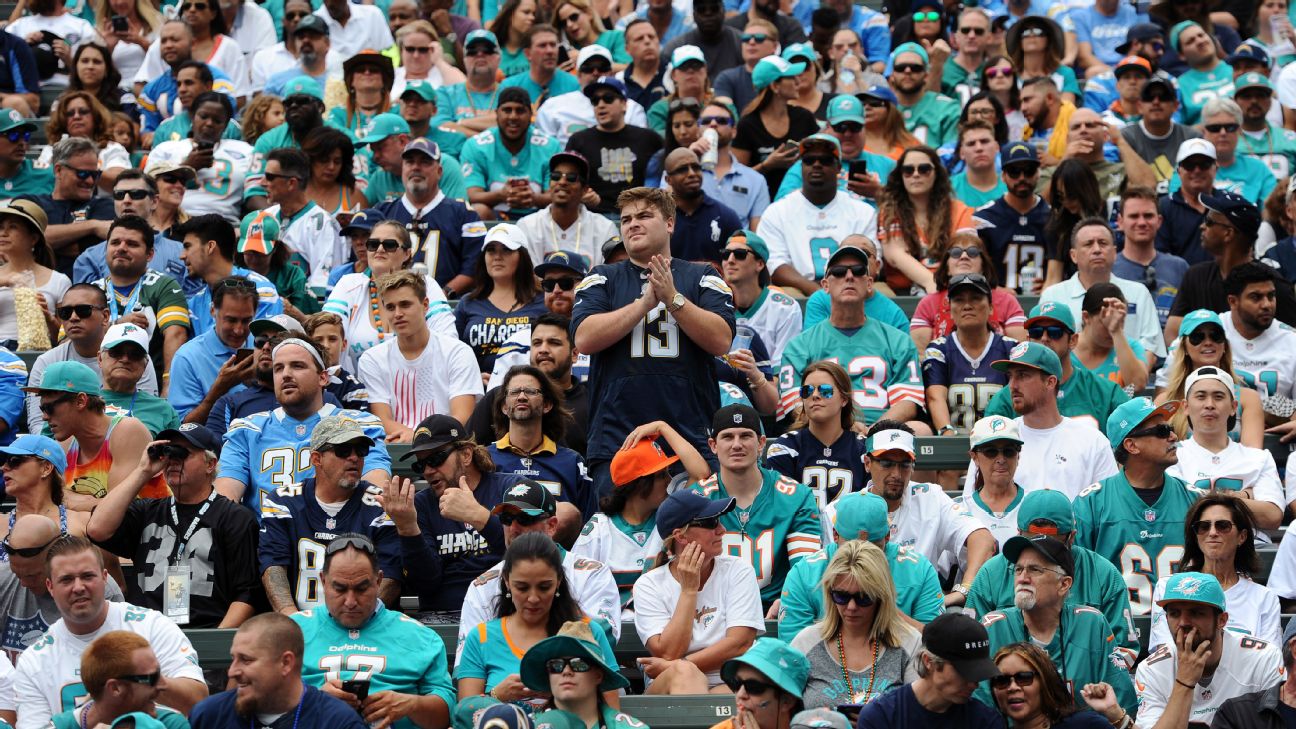 Eagles fans drown out Chargers' crowd in Los Angeles