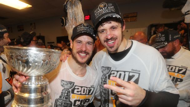 Accountant-turned-Blackhawks emergency goalie Scott Foster returns at NHL  awards show