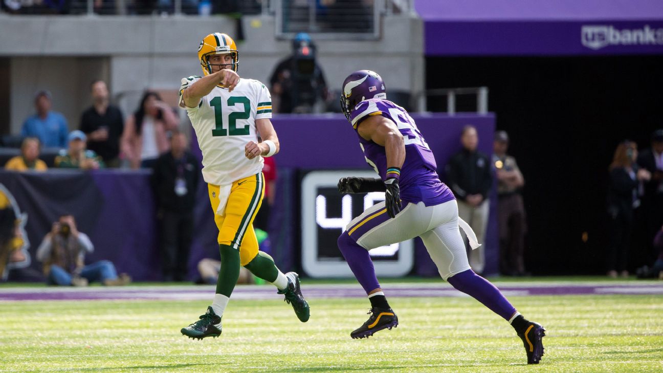 Minnesota Vikings head coach Mike Zimmer, right, shouts out as he