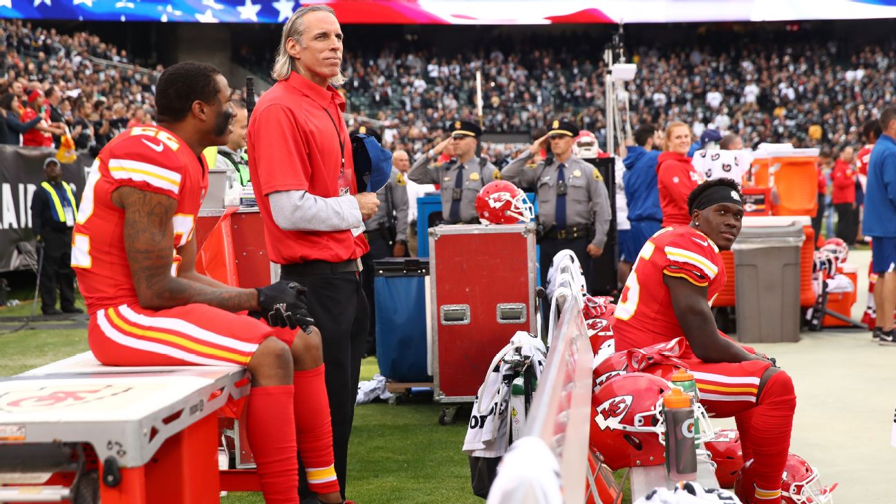 Marshawn Lynch sits for national anthem in Raiders' preseason game vs. Lions