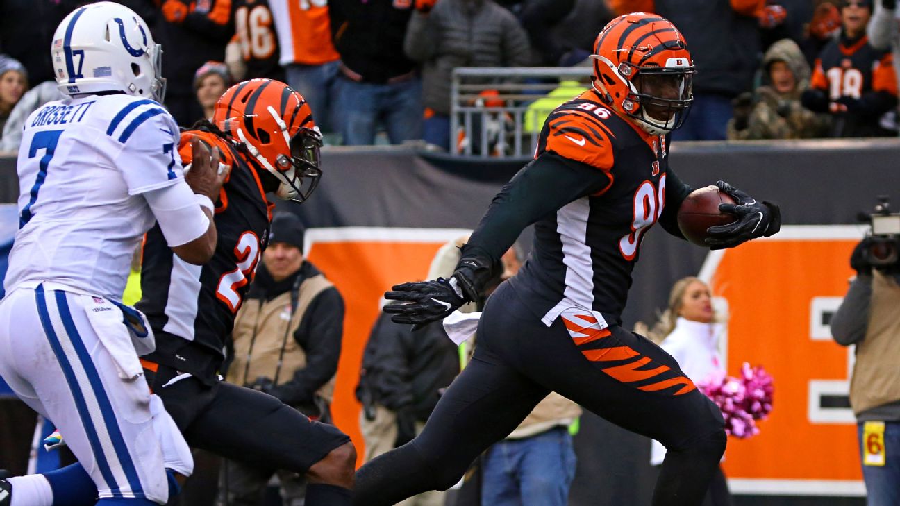 Carlos Dunlap reminds Bengals that he's still got it