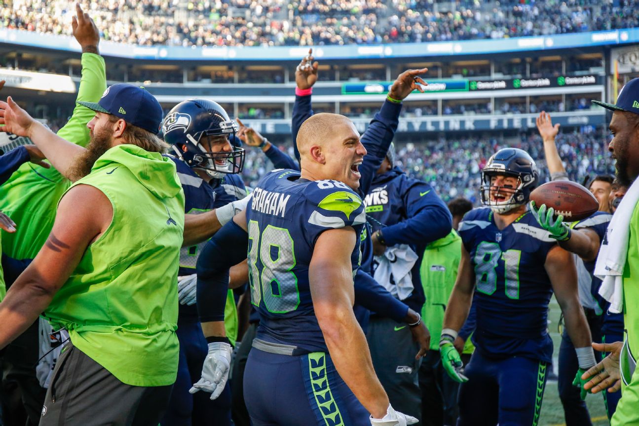 Russell Wilson throws 2 touchdowns to Jimmy Graham, Seahawks down