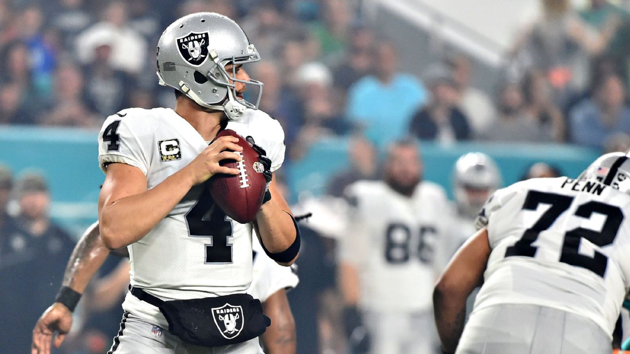 Oakland Raiders: Derek Carr working on using athleticism in the pocket