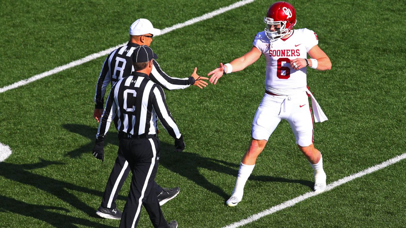 Oklahoma captains take Baker Mayfield's jersey with them to coin toss