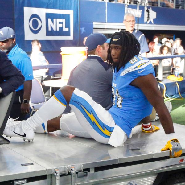 Chargers WR Mike Williams carted off field with knee injury