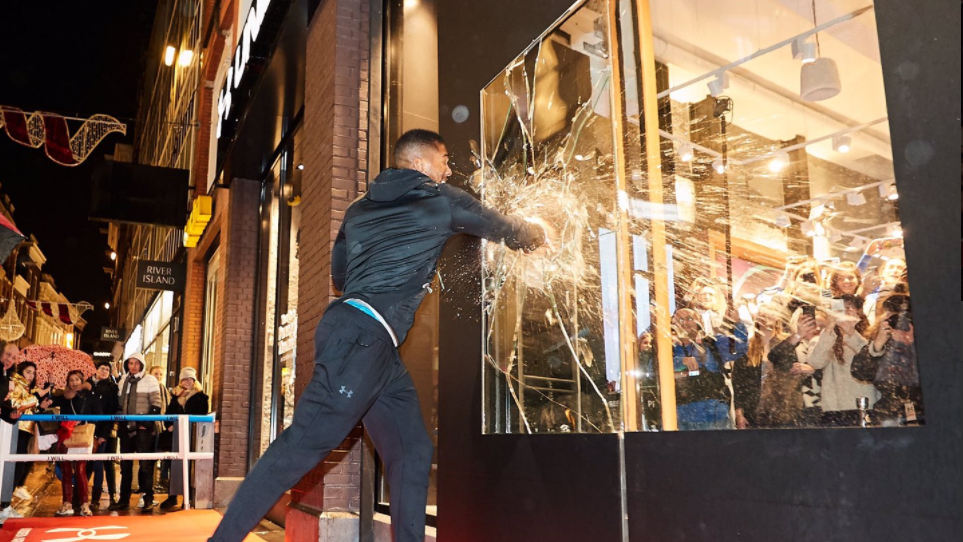 bank Dochter Hoge blootstelling Anthony Joshua smashes window Amsterdam opens new Under Armour shop - ESPN