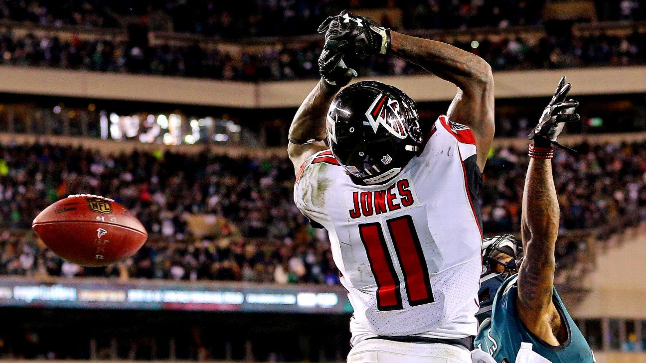 Julio Jones #11 of the Atlanta Falcons runs the ball in the third