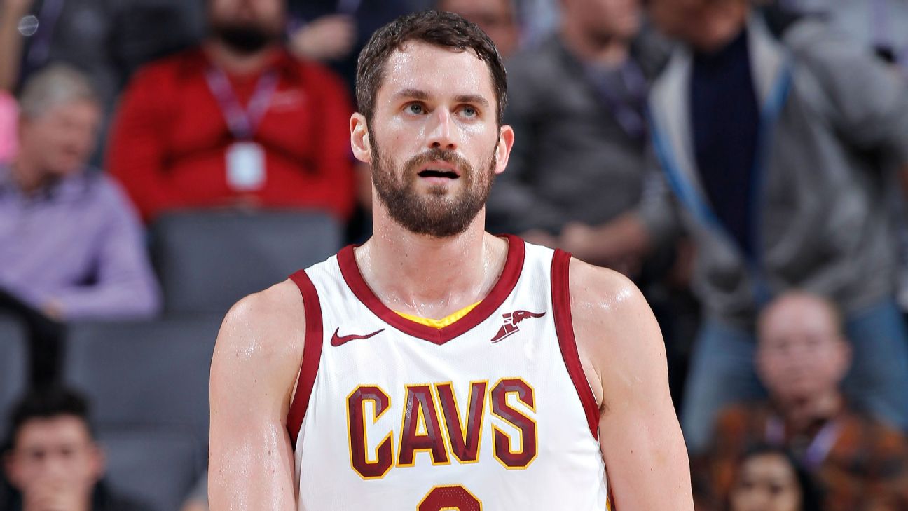 Kevin Love sofre falta dura, desloca ombro e deixa jogo dos Cavaliers - ESPN