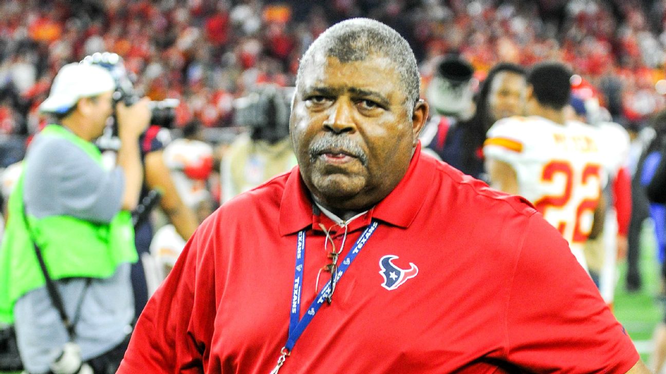 Former Chiefs coach Romeo Crennel honored by PFWA