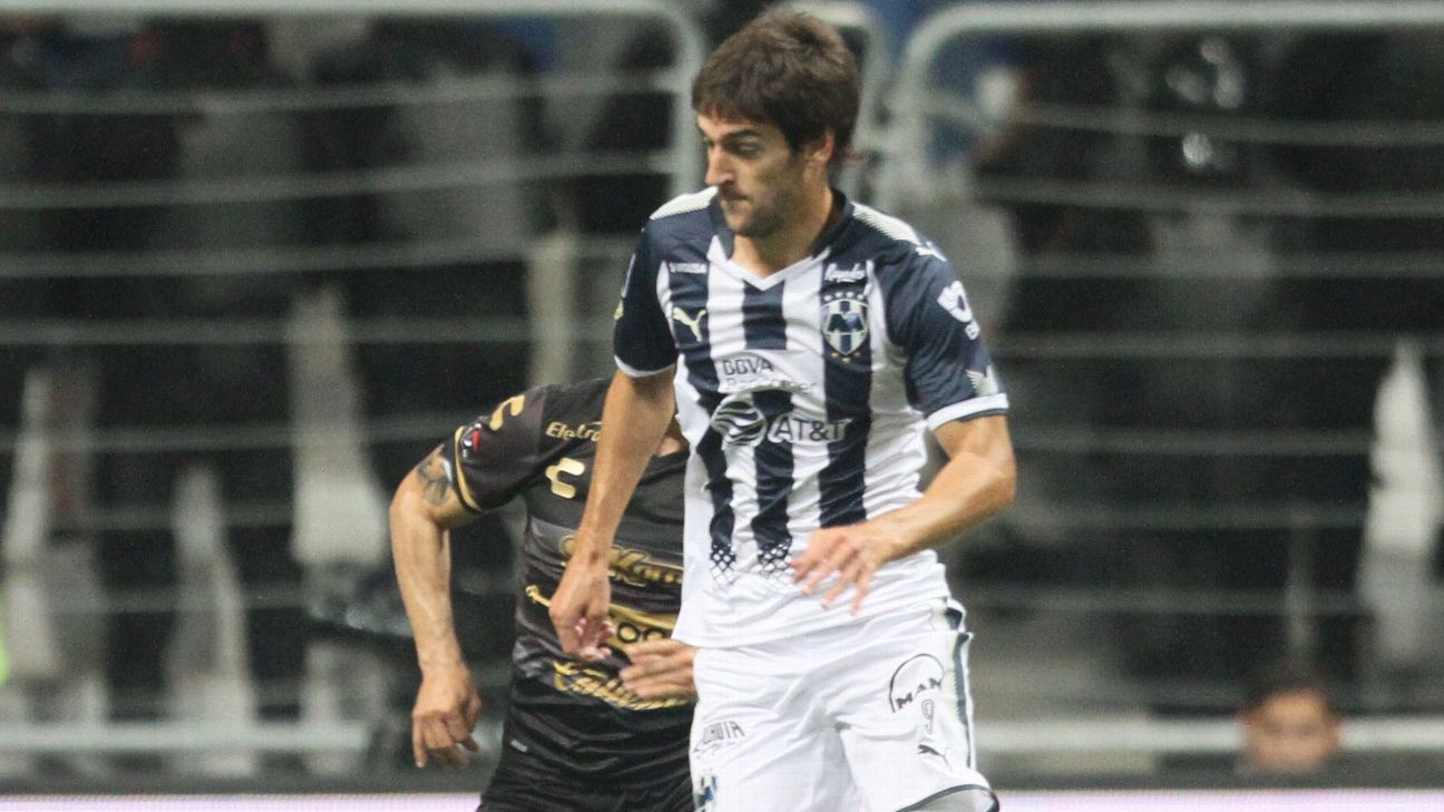 Lucas Albertengo of Independiente kicks the ball to score the first News  Photo - Getty Images