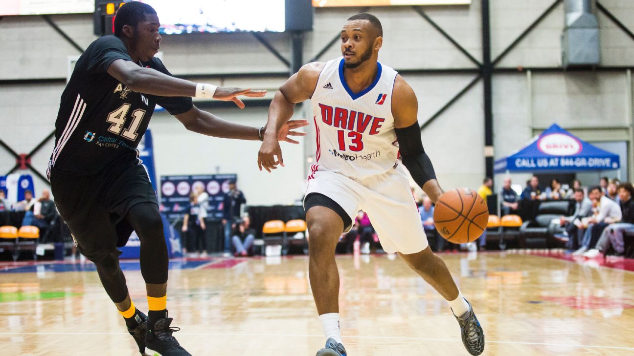 Jogador de basquete Zeke Upshaw morre após desmaiar em quadra - GP1