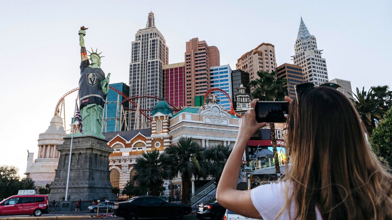 LA Kings continue their Las Vegas club tour with Stanley Cup at Bellagio