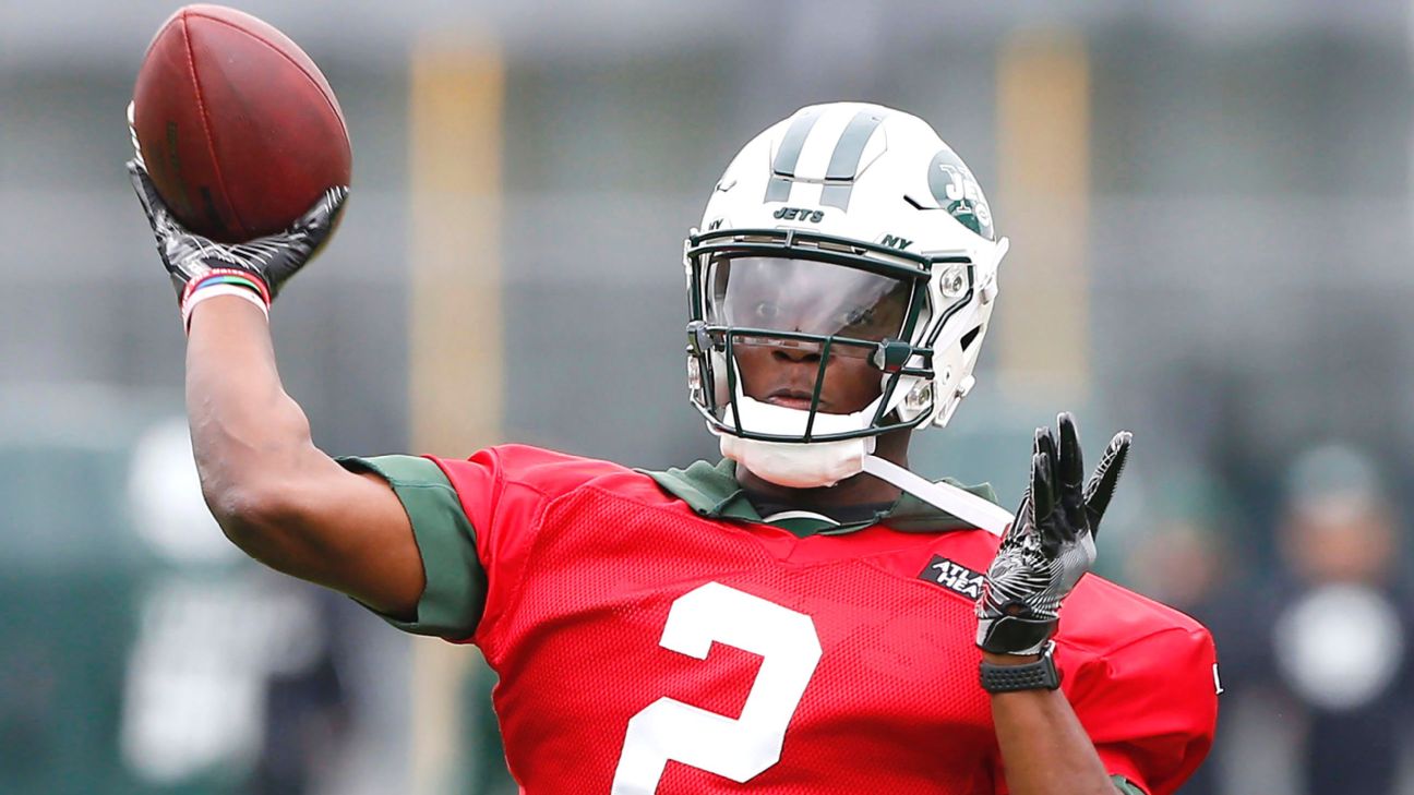 New York Jets quarterback Teddy Bridgewater, right, talks with