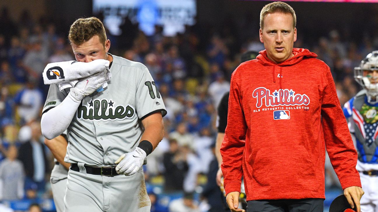 Phillies OF Rhys Hoskins hits foul ball off his own teeth, spits up blood