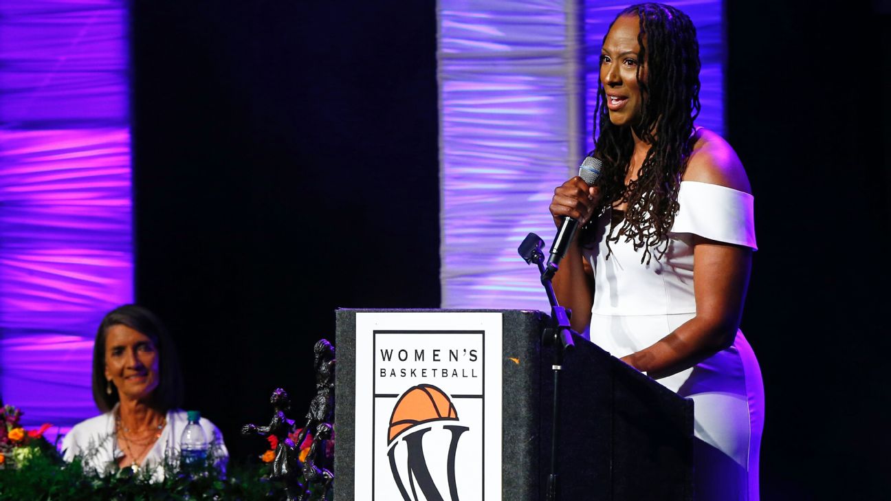 As part of Women's Basketball Hall of Fame Class of 2018, Chamique Holdsclaw  returns to Knoxville