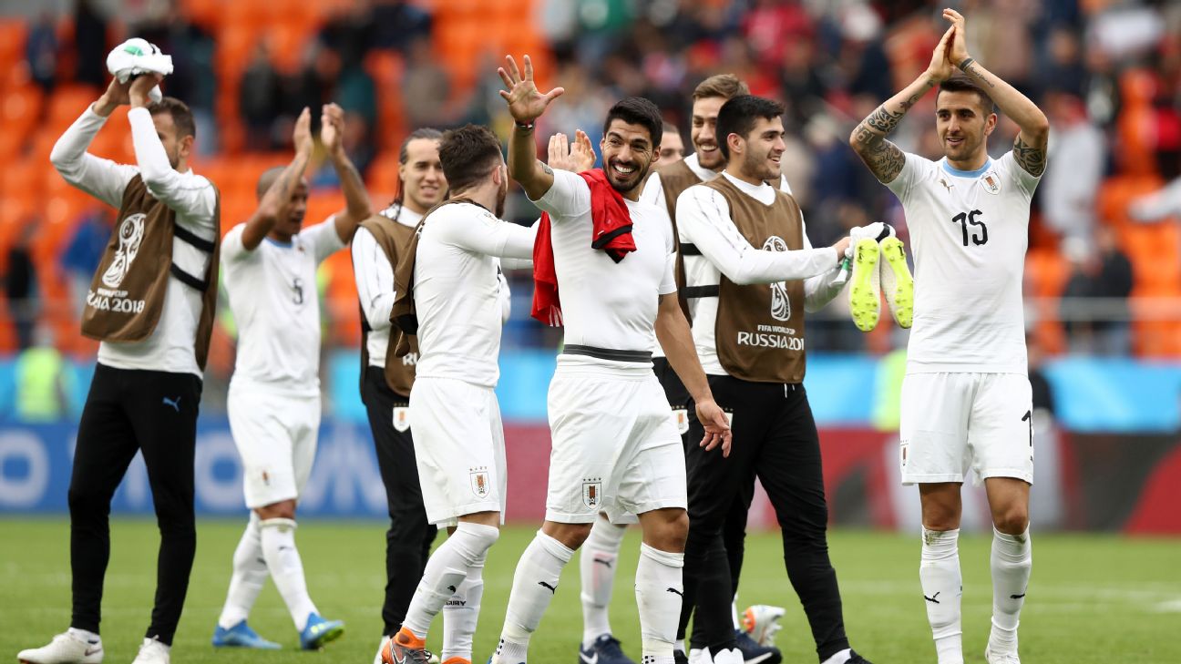 Uruguay conjura el maleficio del primer partido al ganar 1-0