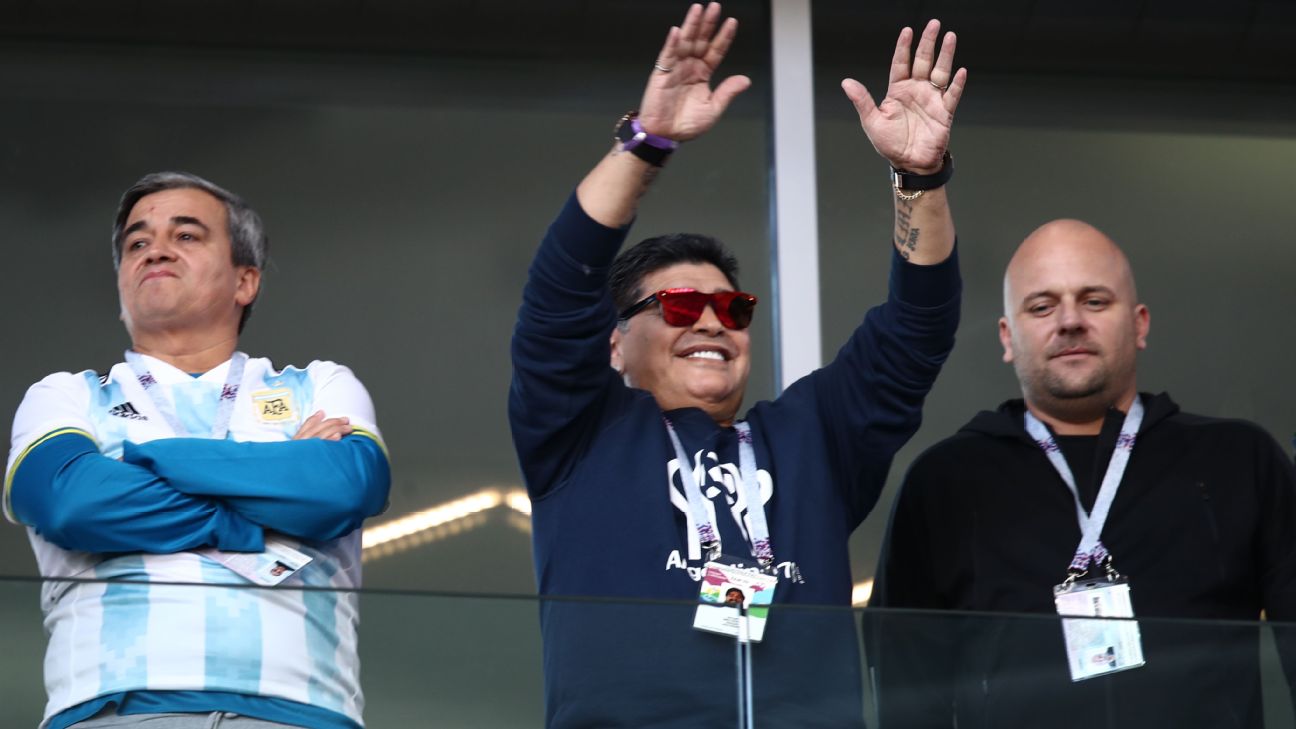 Diego Maradona e Usain Bolt vão à bola com PES
