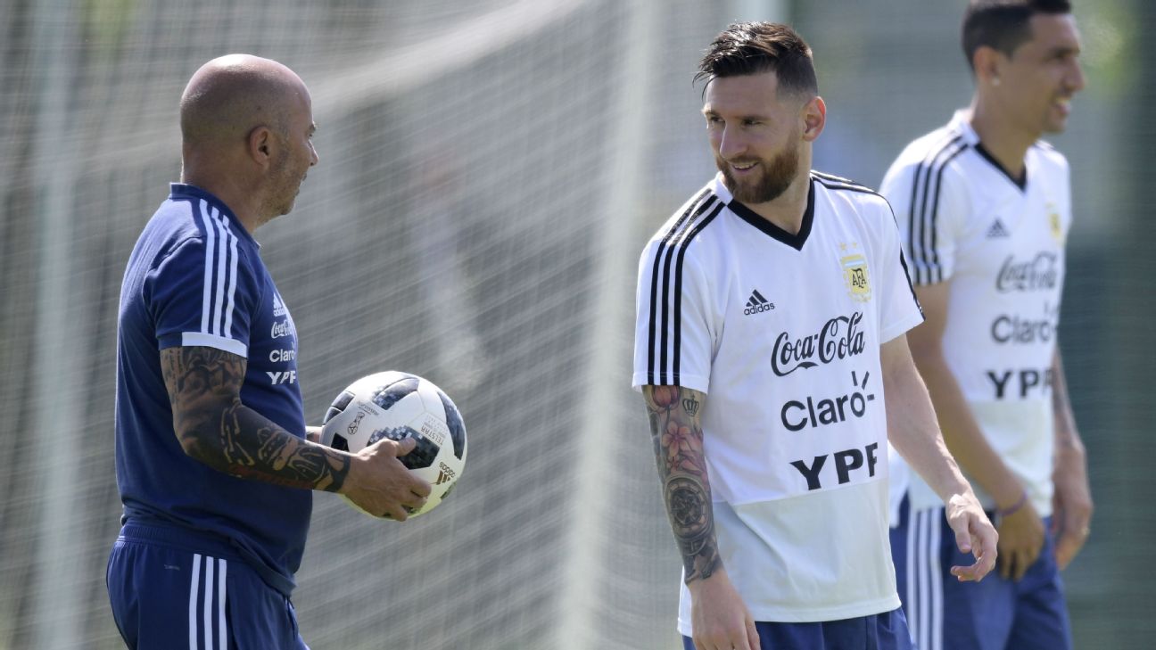 Jorge Sampaoli volta à Argentina com frieza e insultos