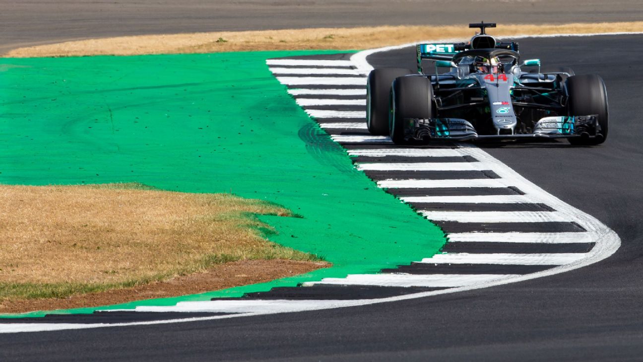 Lewis Hamilton durante la primera práctica libre para el Gran Premio de Gran Bretaña.