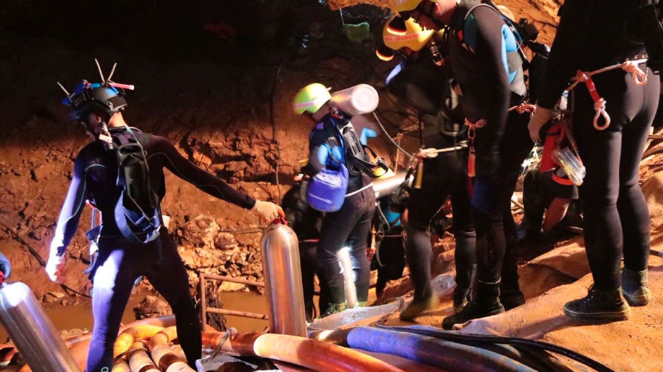 Resultado de imagen para rescate de niños atrapados en cueva de filipinas