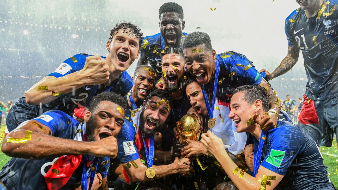 While the new World Champion France takes the World Cup / l. The team of  Croatia makes a team photo, team picture, team photo. in the rain GES /  Football / World