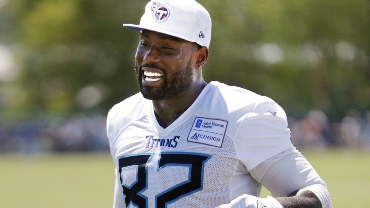 Titans' Delanie Walker placed on injured reserve; MyCole Pruitt signed