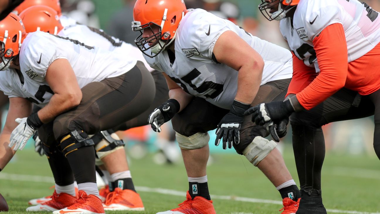 Joel Bitonio reacts to move to left tackle for Browns