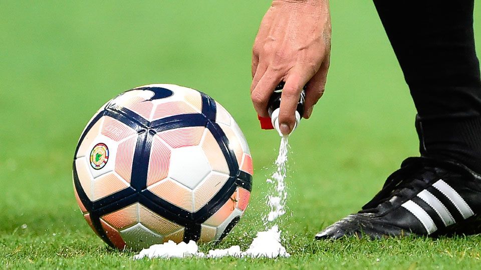 Caso da Spuni: Fifa reafirma que spray não entrou na regra em inglês e diz  desconhecer livro da IFAB, futebol