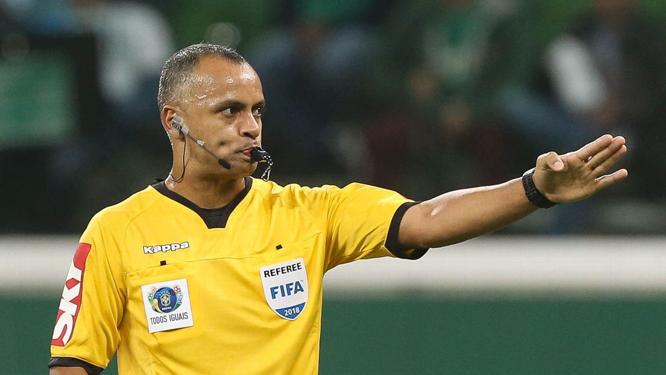 Fifa mantém trio de arbitragem da estreia na final da Copa de 2018 - Jornal  O Globo