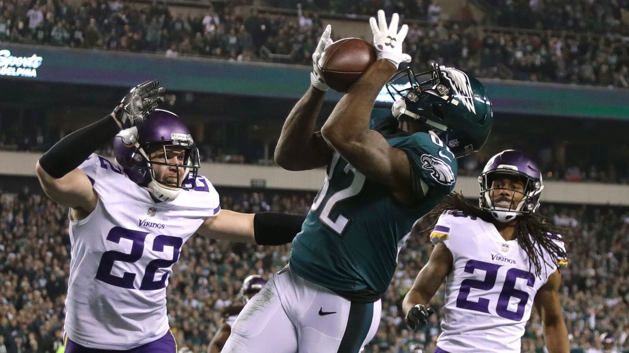 Foles has 3 TDs, Eagles rip Vikings 38-7