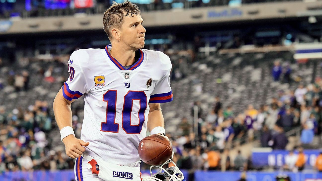 Giants' Eli Manning warms up for last game of season