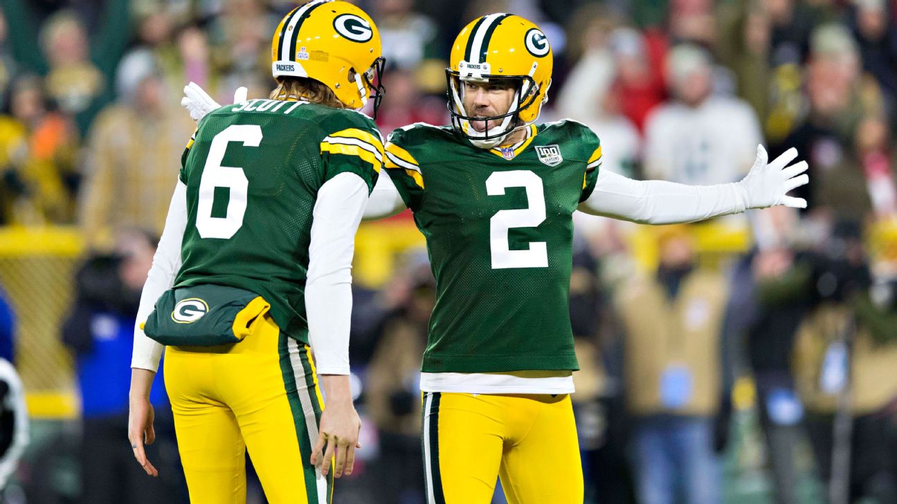 Mason Crosby kicks a field goal as time expires for the Packers