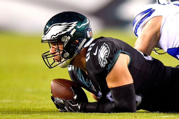 Ertz frustrated with Eagles over contract talks