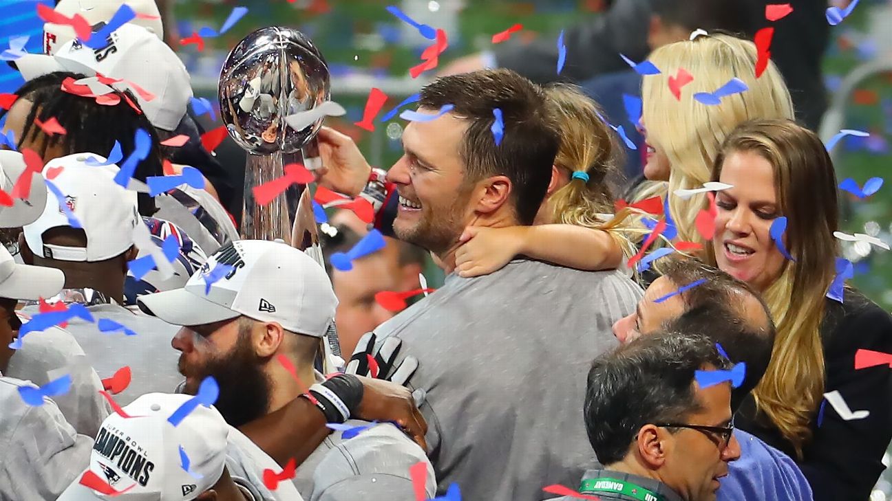 Surreal pregame scene of Tom Brady as Patriots opponent in New England;  fans showed appreciation until kickoff