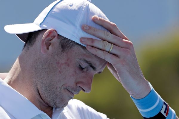 Cressy snaps Isner's win streak at HOF Open