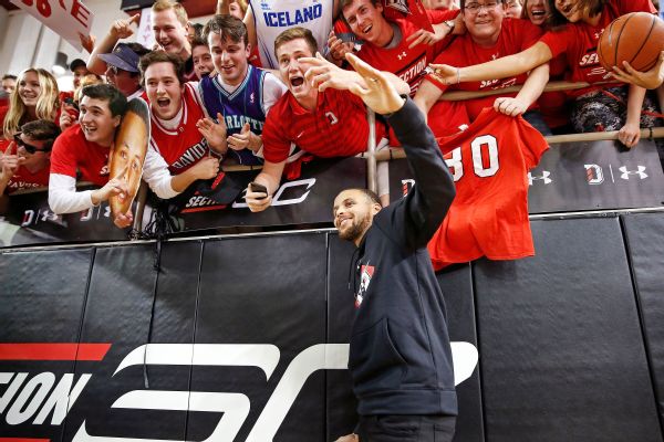 Curry starts fund for Davidson's female athletes