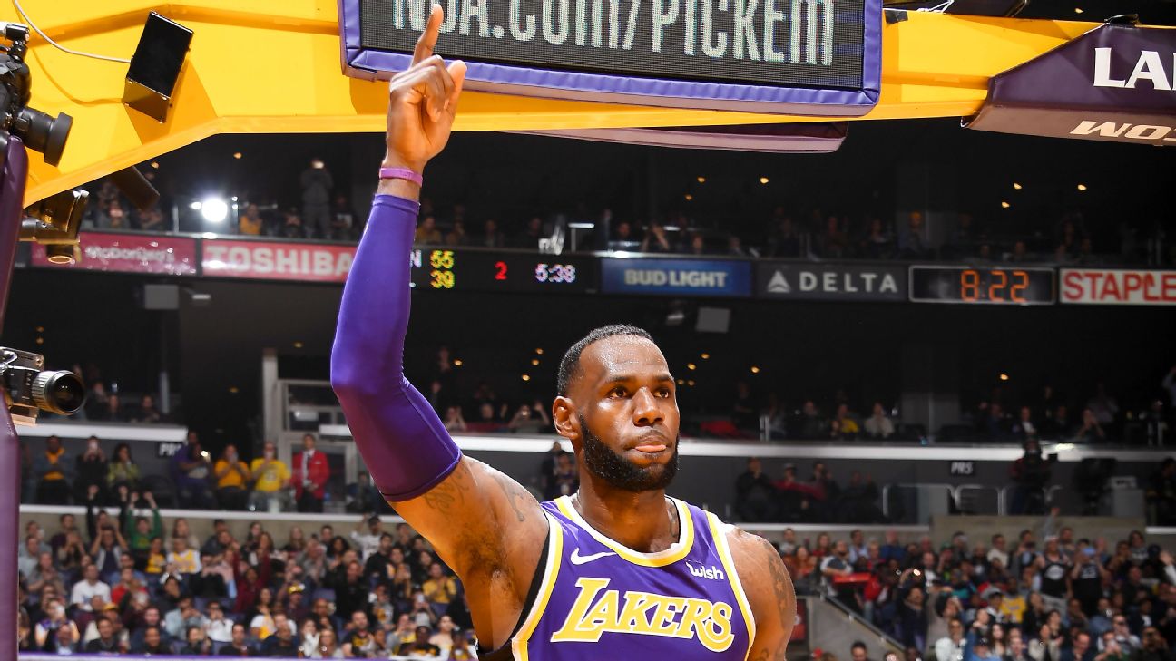 LeBron James wears Lakers shorts for the first time and gets a standing  ovation from fans