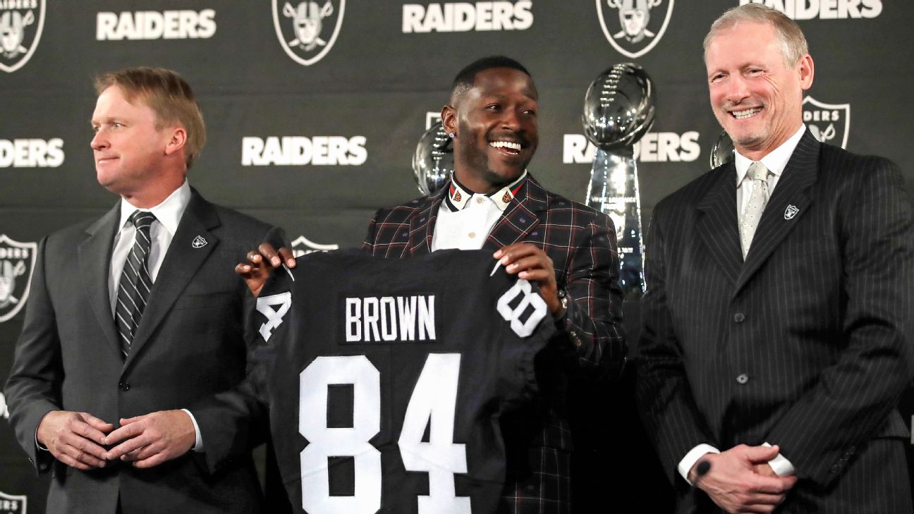 Antonio Brown returns to Raiders after absence for injured feet