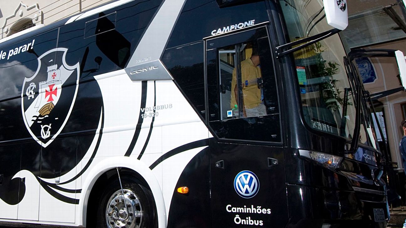 Ônibus de Vasco e Botafogo lado a lado no estacionamento do Engenhão -  NETVASCO