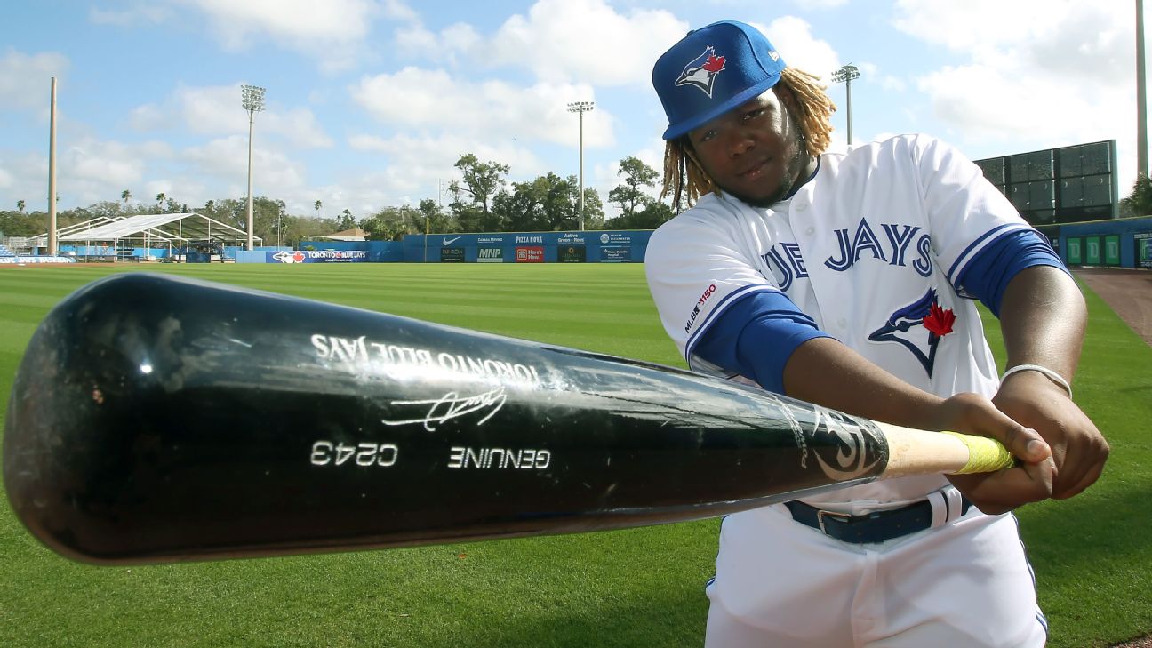 Vladimir Guerrero Jr. sports glove honoring his HOF father, Trending