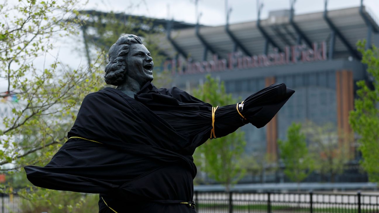 Flyers remove Kate Smith statue outside stadium - ESPN, image size:1296x729