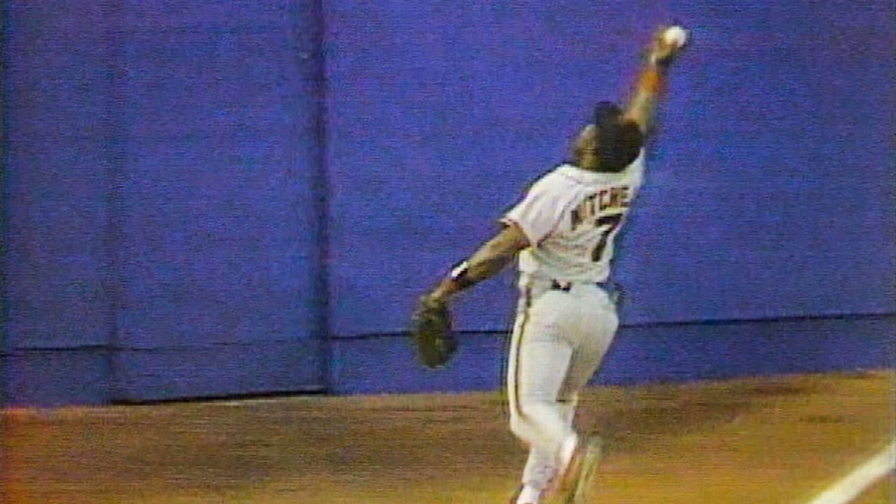 It is time to remember the time Giants outfielder Kevin Mitchell caught a  fly ball with his bare hand