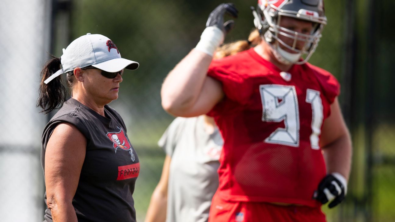 49ers assistant coach Katie Sowers breaking NFL barriers - Los Angeles Times