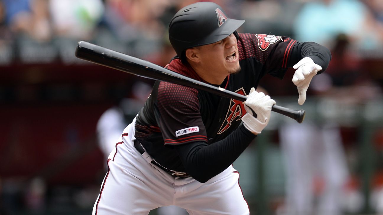 D-backs infielder Wilmer Flores has right foot fracture